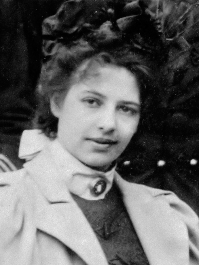 Portret van de jonge Margaretha Zelle in een donkere jurk met hoge kraag, 1897.