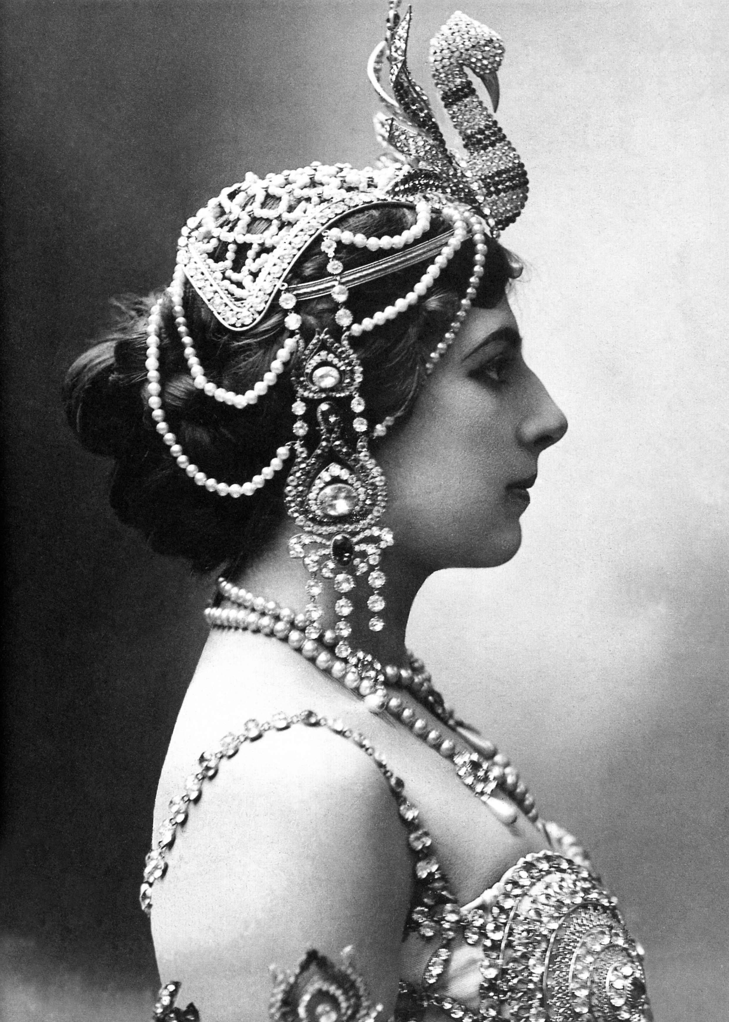 Zwart-witportret van Mata Hari met een met juwelen bezette hoofdtooi, rond 1910.